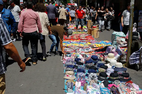 comercio ambulante en estacion central chile