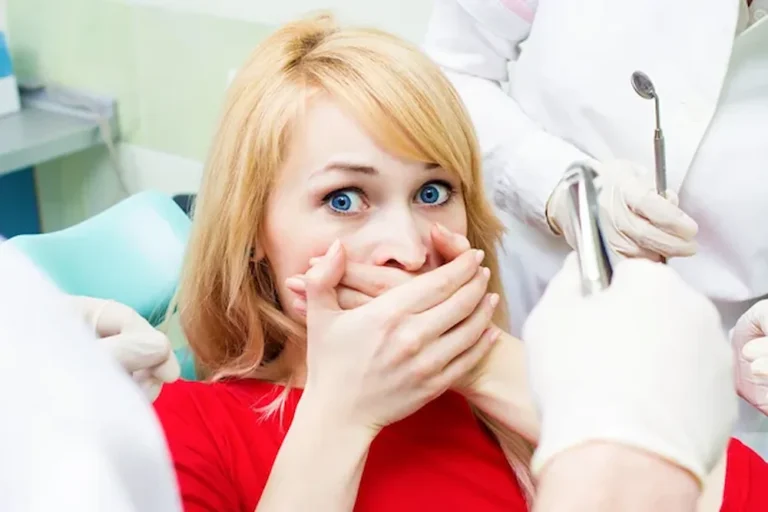 Mujer con miedo en su visita al dentista