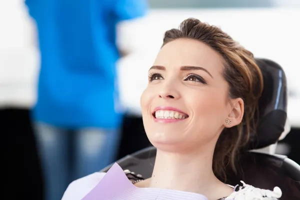 Paciente sonriente en el dentista
