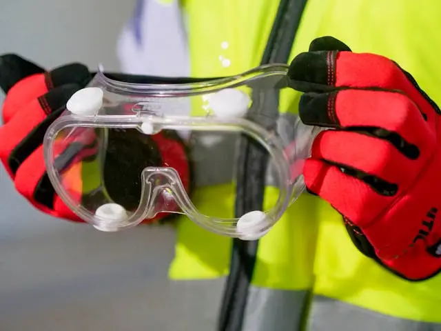 una persona con unos lentes de seguridad