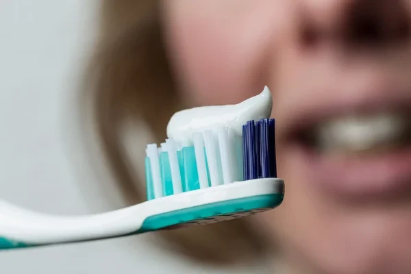 flúor dental en cepillo de dientes