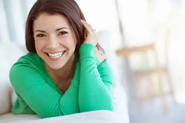 mujer joven con una sonrisa radiante