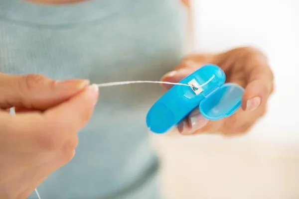 uso de hilo dental para complementar un buen cepillado de dientes
