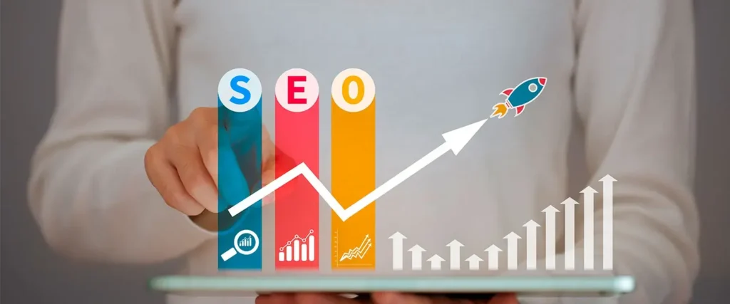 Persona enseñando que se puede posicionar con SEO