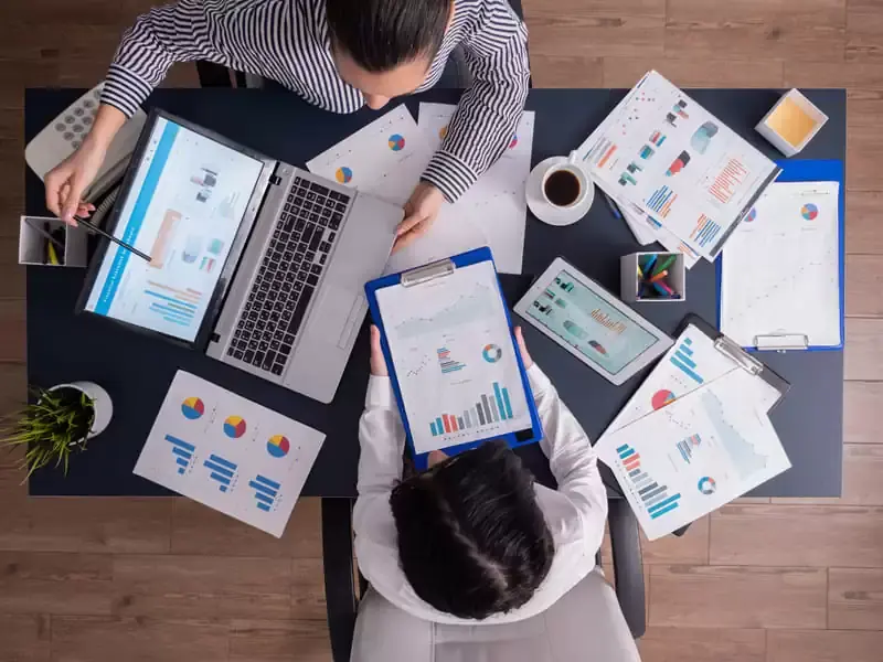 dos personas coordinando temas de branding