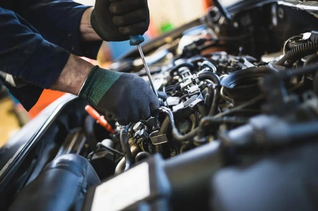 Mecánico reparando el motor de un carro