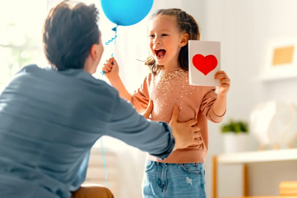 Niña dándole una carta a su padre