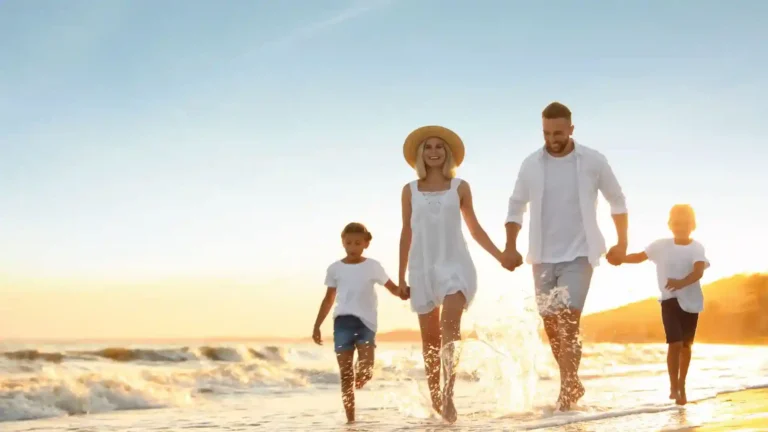 Familia corriendo en la playa