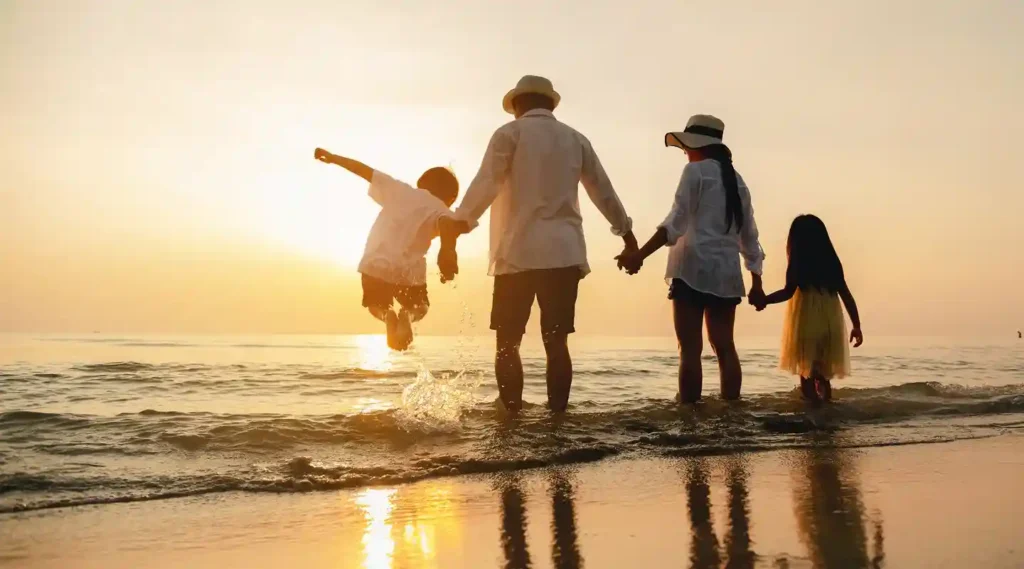 Familia caminando en la playa