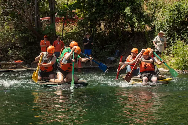 varias personas en competencia en balsas