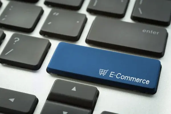 tecla en un teclado que dice que es ecommerce