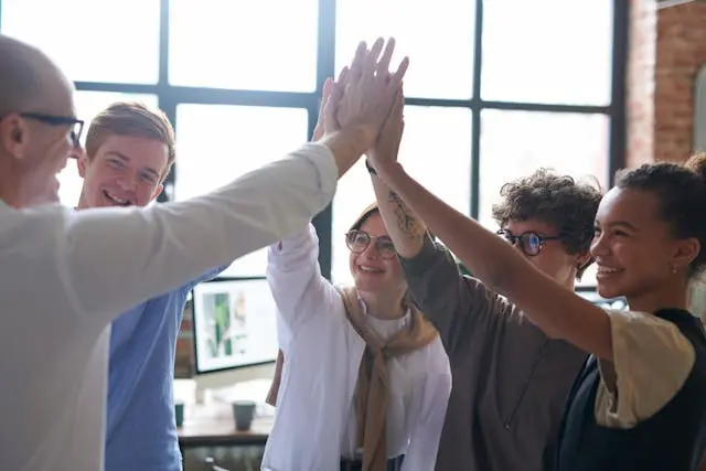 equipo de trabajo con actividades de team building