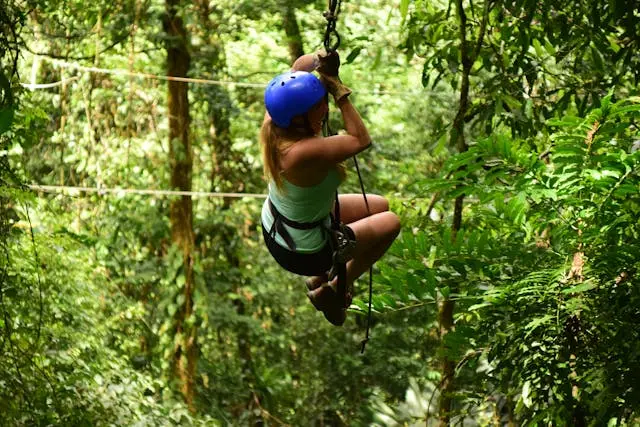 mujer en actividad de team building