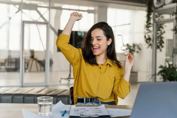 ¿Qué es el bienestar emocional y cómo se manifiesta en el trabajo?