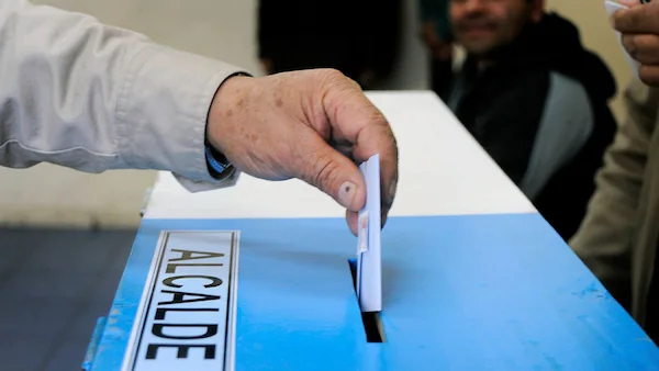 Persona emitiendo su voto para elegir a la persona que va a cumplir con las funciones de un alcalde