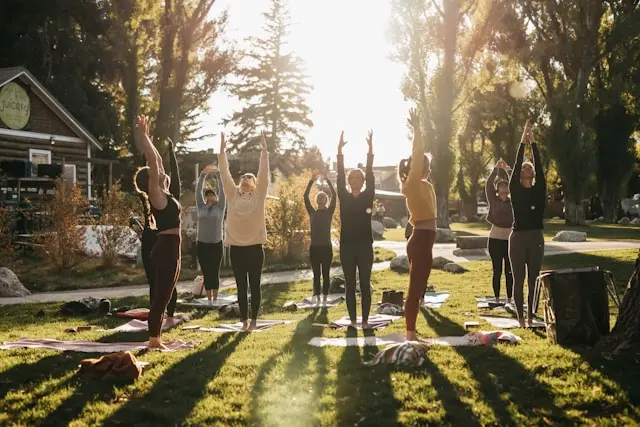 varias personas haciendo yoga al aire libre