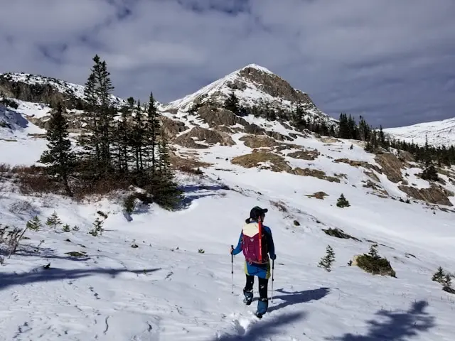 una persona caminando por la nieve