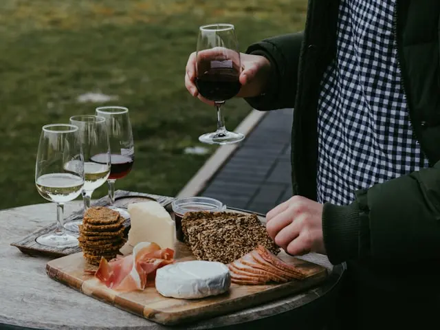 persona haciendo cata de vino