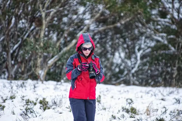 mujer tomando fotografia en invierno