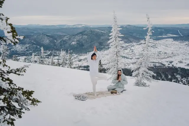 dos personas haciendo yoga en invierno