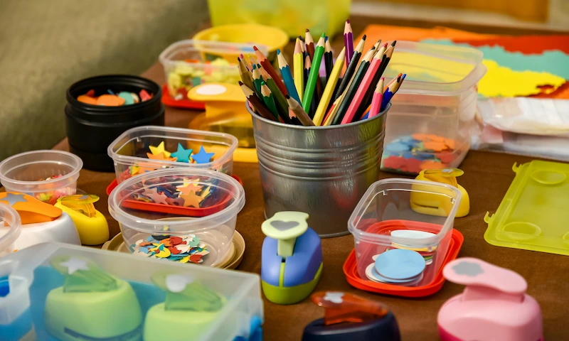 Manualidades en casa con papel, cartulina y pintura