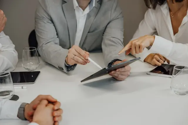 varios abogados en Santiago en un escritorio
