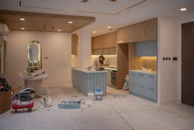 dos personas en cocina en remodelacion