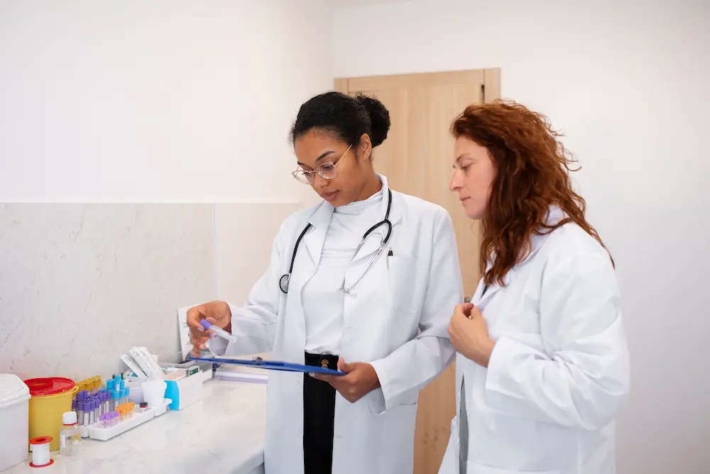doctora y enfermera trabajando juntos