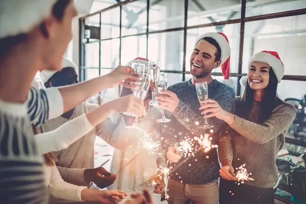 eventos de fin de año, talleres, actividades outdoor, gente corporativa celebrando, fiesta de empresas