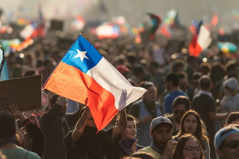 joven levantando la bandera de chile