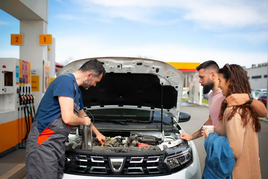 gente-pasando-tiempo-en-la-gasolinera