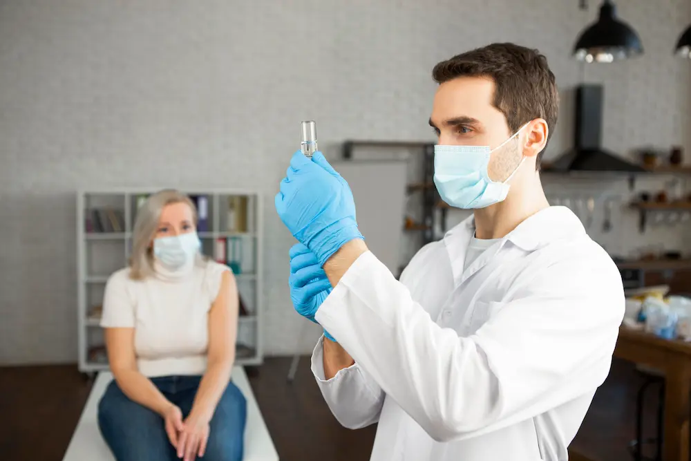 medico-preparando-vacuna