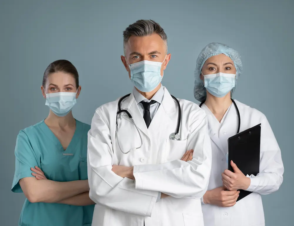 medico-y-enfermeras-en-equipos-especiales