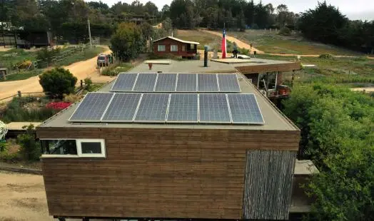 una casa con energía solar