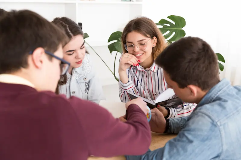 Jóvenes estudiando juntos