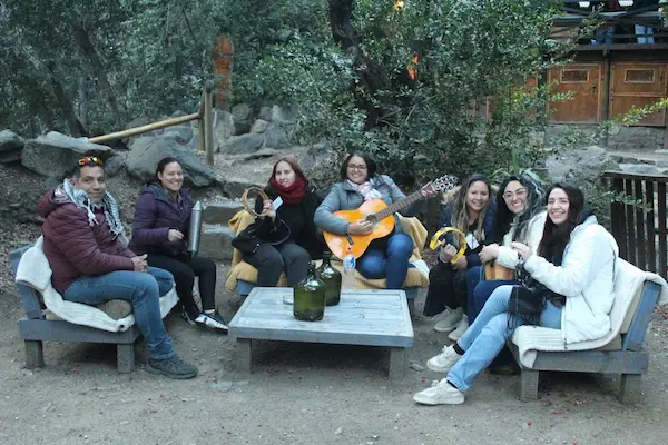 grupo de personas en talleres de sureste chile