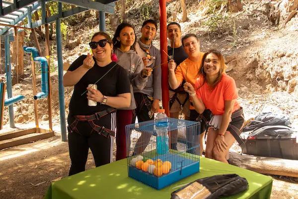 grupo de personas felices realizando talleres de team building