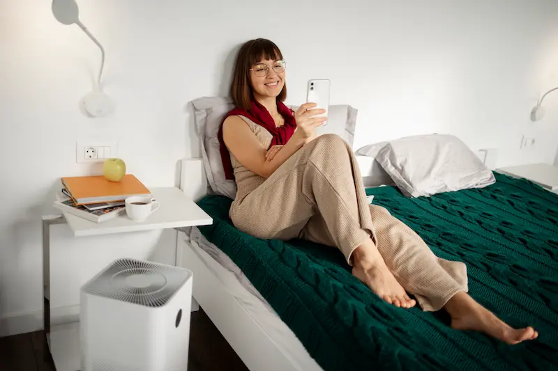 Mujer joven con tecnología casera