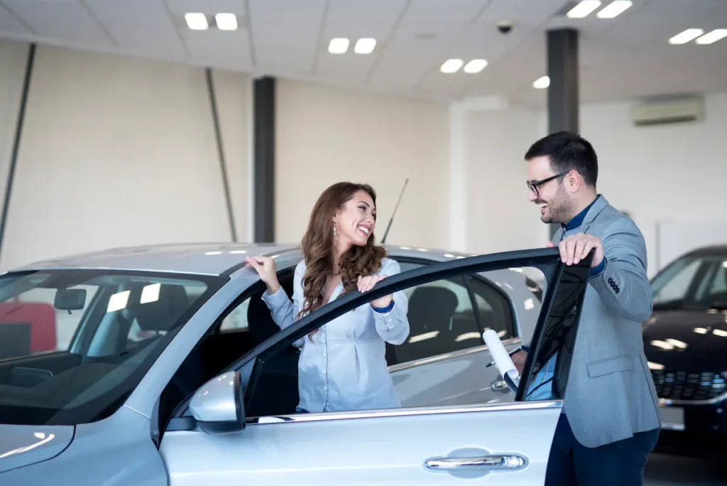 señorita y joven felices por obtener su auto