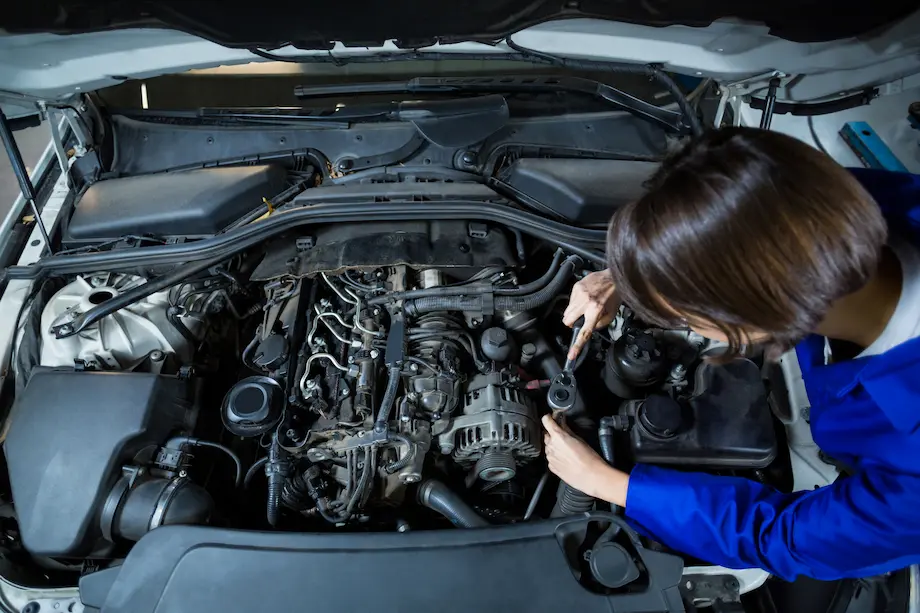mecanico-de-sexo-femenino-servicios-de-un-coche