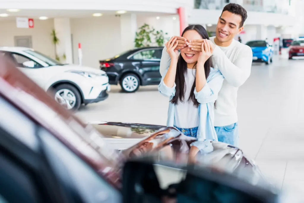 pareja-feliz-en-concesionario-de-coches