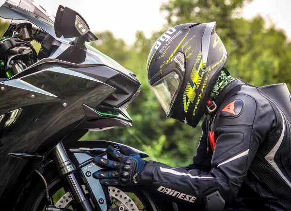 La importancia de la seguridad en motos frente a otros medios de transporte