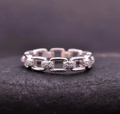 anillo de plata con fondo gris