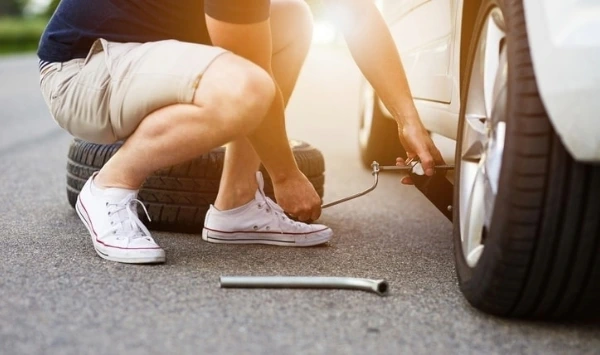 Cómo cambiar un neumático paso a paso