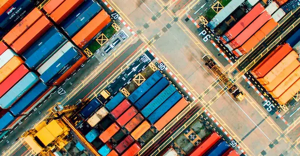 Cómo funciona el transporte terrestre de contenedores desde puerto