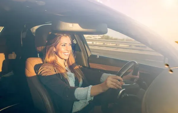 Conduce seguro y cuida tu auto claves para enfrentar el tráfico intenso
