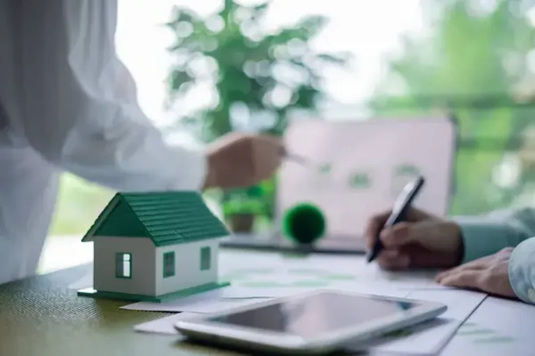 Reunión de negocios sobre desarrollo inmobiliario sostenible