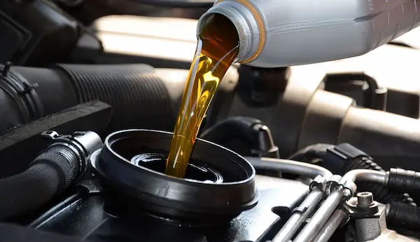cambio de aceite en motor de automóvil