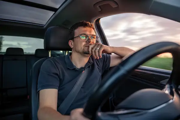 conductor tranquilo después de asistencia en carretera
