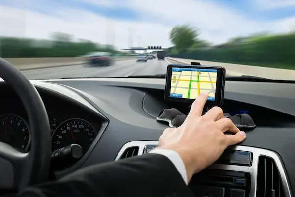 conductor monitoreando su auto con GPS
